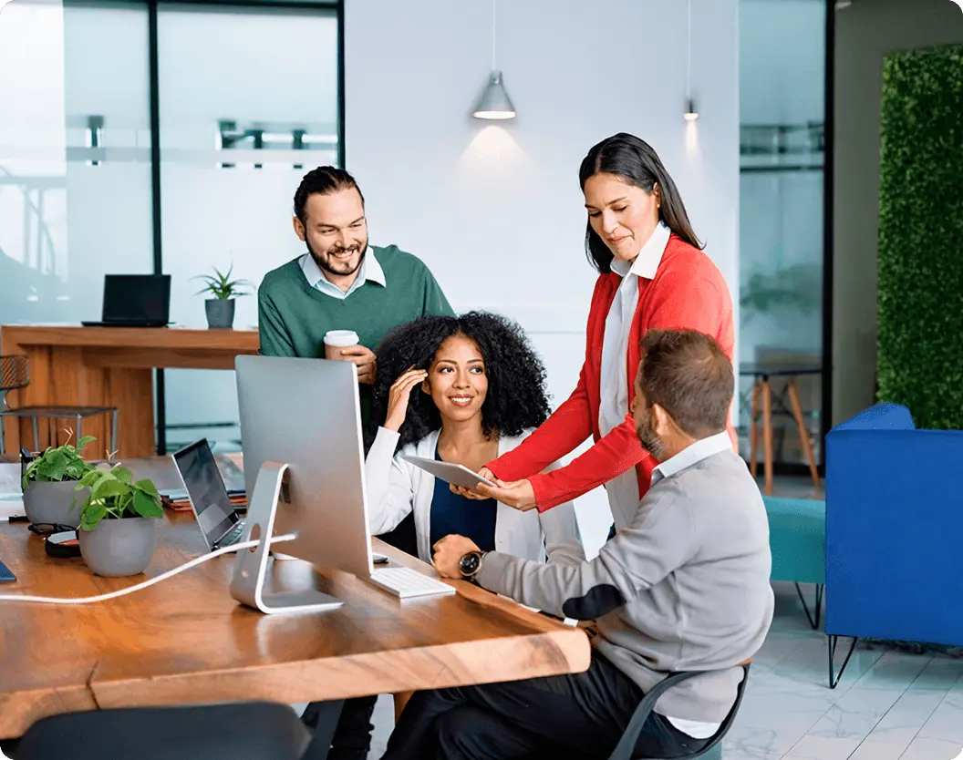 Consultores de monday.com colaborando con equipos de ventas y proyectos en oficina moderna